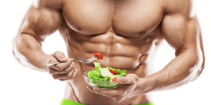 man eating a salad for the best bodybuilding diet to lose weight