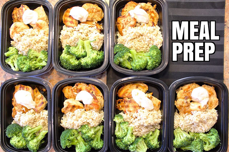 7 prepared meals consisting of chicken, broccoli and brown rice. 