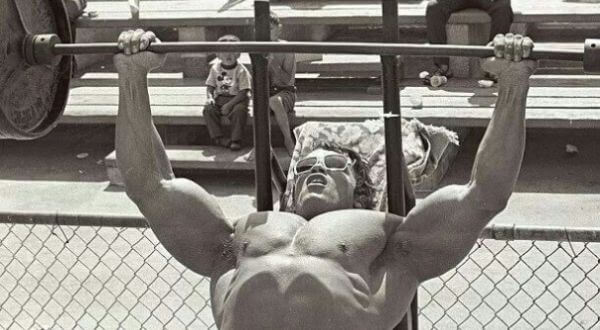 arnold schwarzenegger performing incline chest presses
