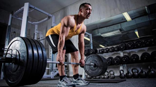 Man-doing-deadlifts