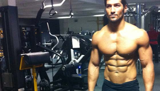 Shredded-guy-during-workout