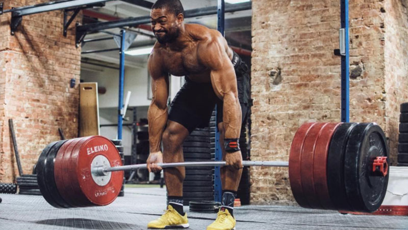 Athlete deadlifting following a conjugate periodization program