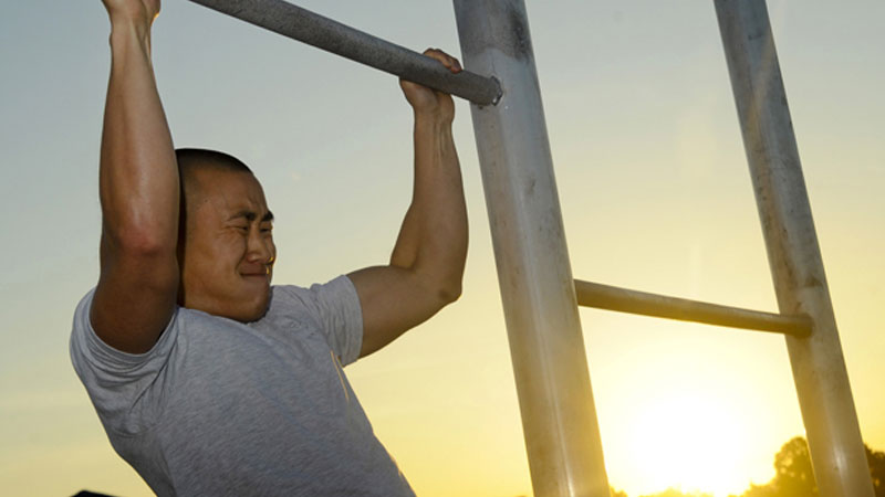 Man struggling to get better at pullups