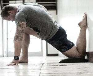 bodybuilder warms up with mobility stretch