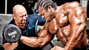 bodybuilder trains using complete range of motion