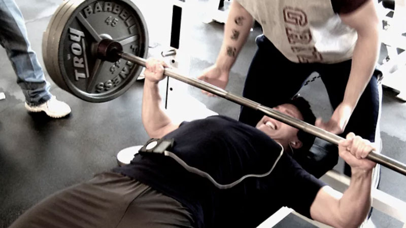 Using a spotter for proper weightlifting form
