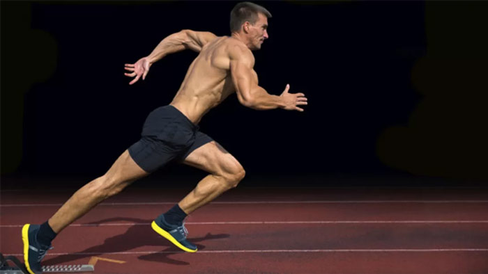 bodybuilder sprinting as part of cardio training