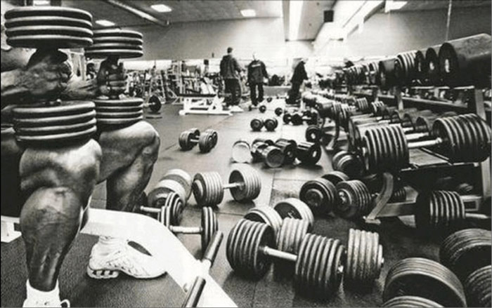 an untidy gym is a sign of bad gym etiquette
