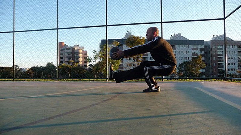 Pistol squat to build muscle without weights