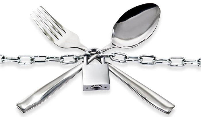 crossed knife and fork covered by chain to signify fasting
