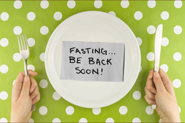 sign on empty plate saying "fasting... be back soon!"