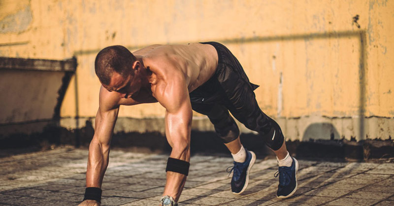 athlete performing burpee for fat loss