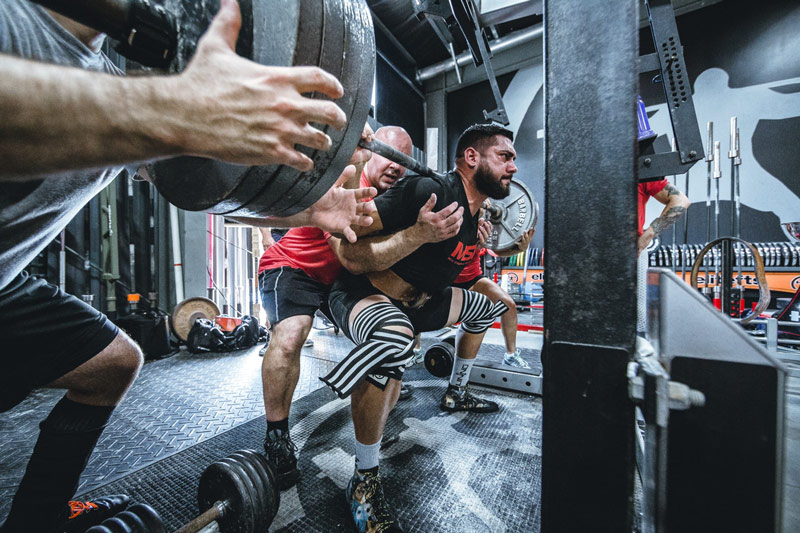 powerlifter attempting squat in weightlifting belt