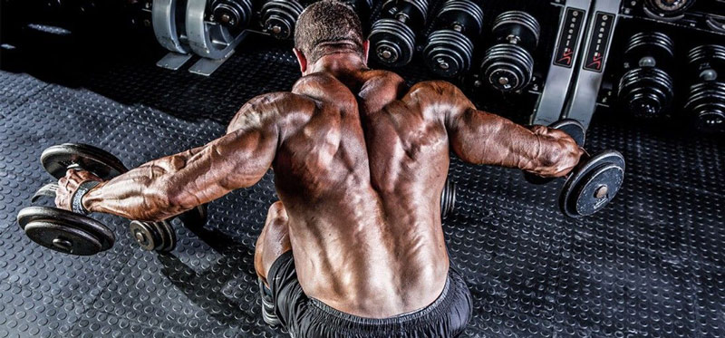bodybuilder building deltoid muscles using 5 best delt exercises