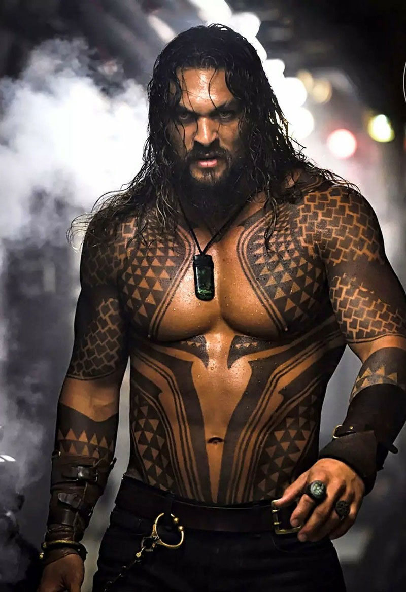 Actor Jason Mamoa showing muscular physique for Aquaman movie role