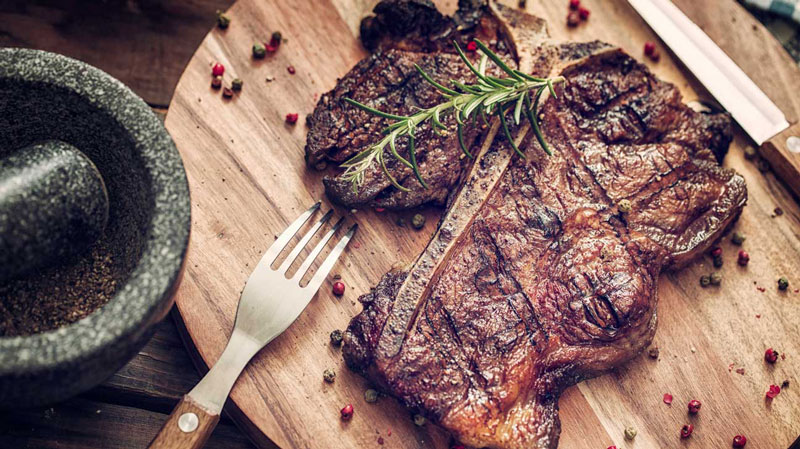 steak shown as protein source to improve fat loss for six pack abs