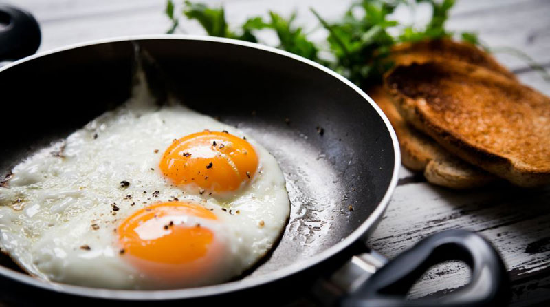 Eggs cooked ready to be eaten as a fat burning breakfast