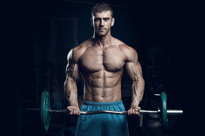 Bodybuilder with low levels of body fat from using fat burner supplements